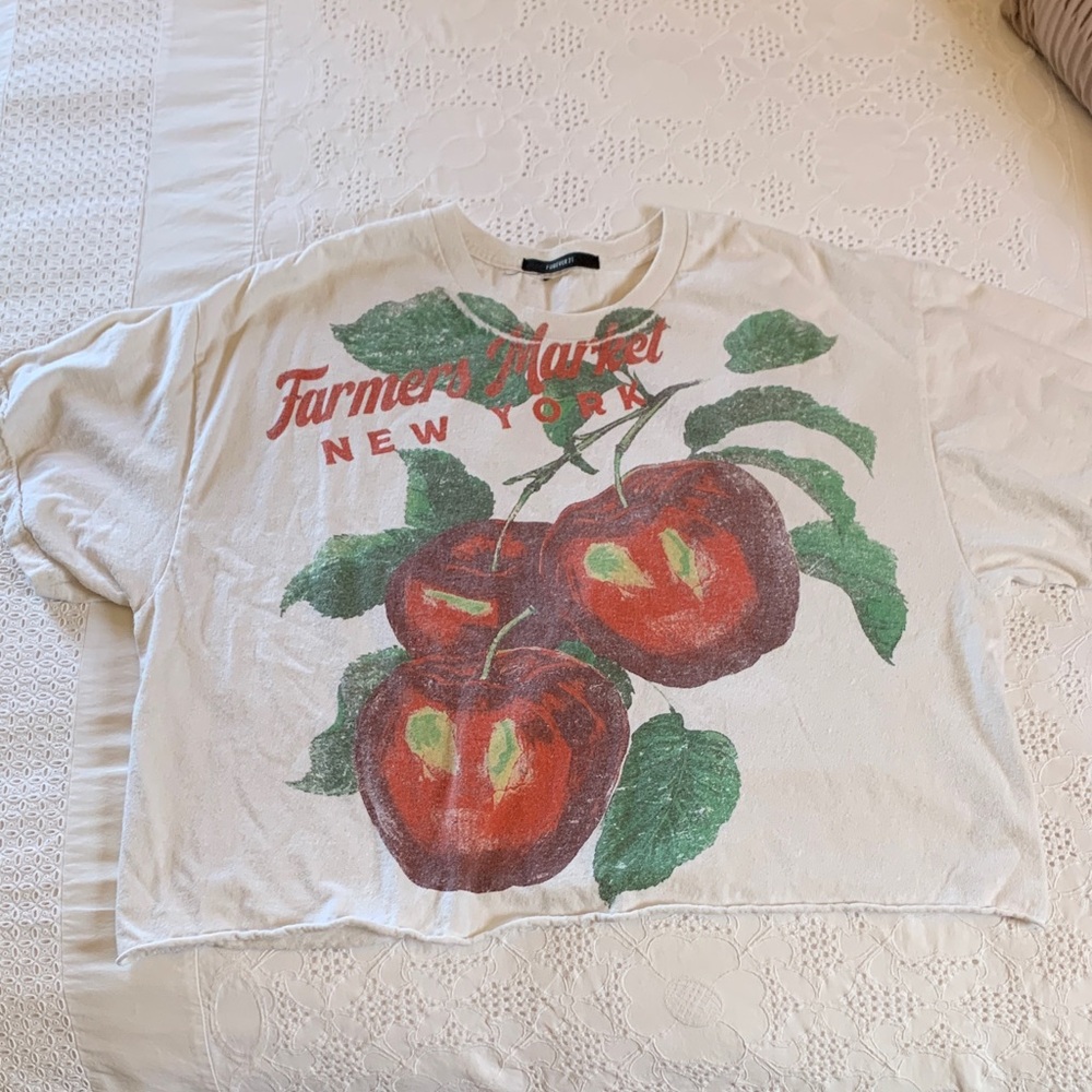 •Forever 21 Cream Graphic Crop Tee•